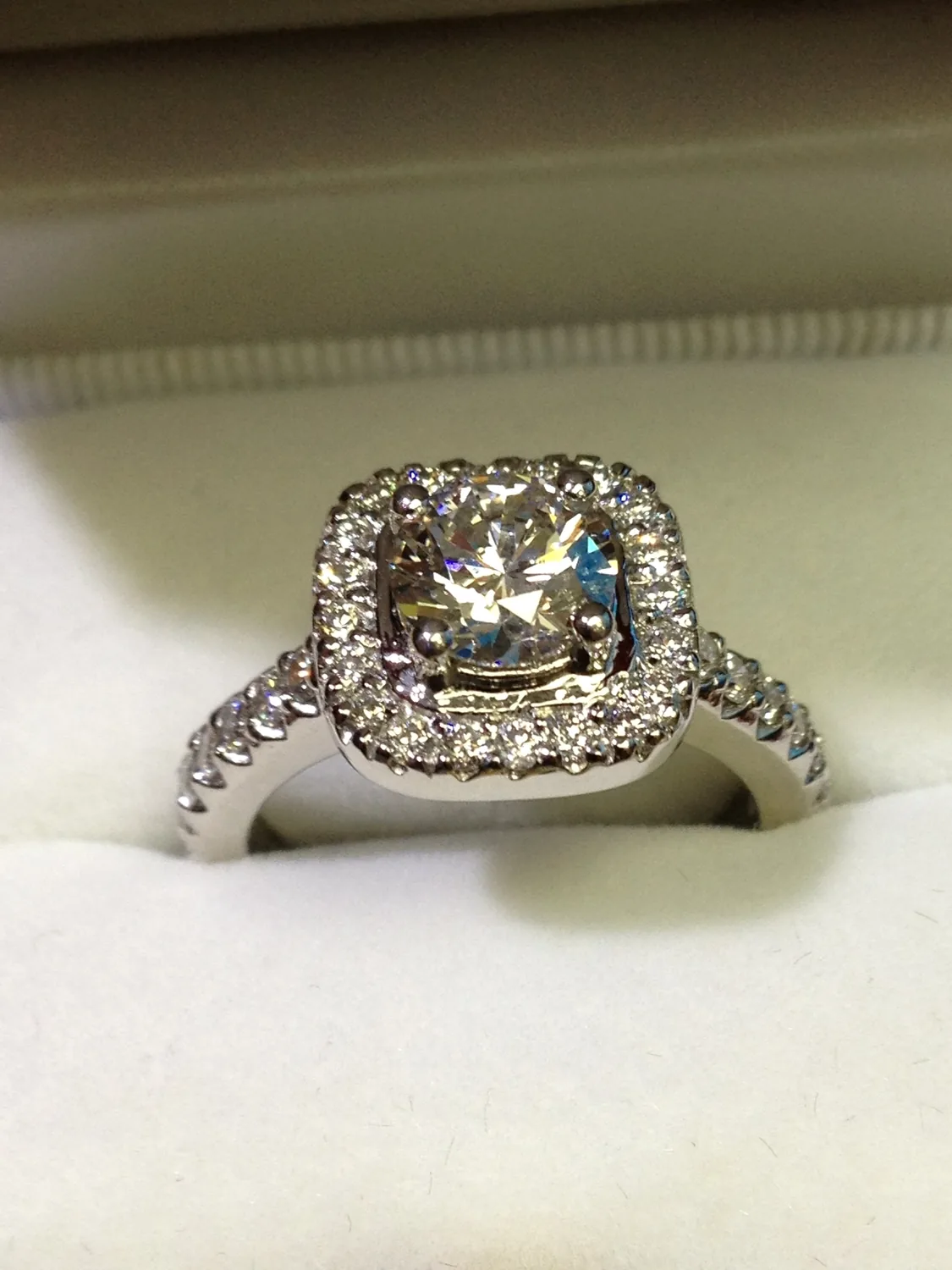 Diamond halo ring
