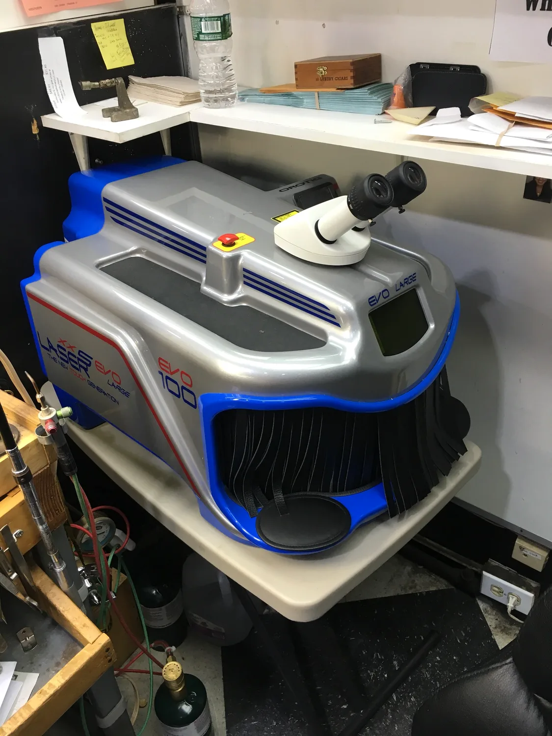 Jewelry laser welding equipment used for precision repairs